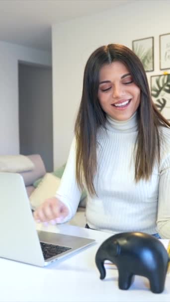 Pengusaha Wanita Yang Bekerja Dengan Komputer Pada Panggilan Kerja Bisnis — Stok Video