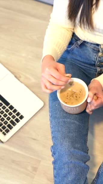 Mãos Uma Mulher Com Computador Sentado Sofá Com Café Quente — Vídeo de Stock