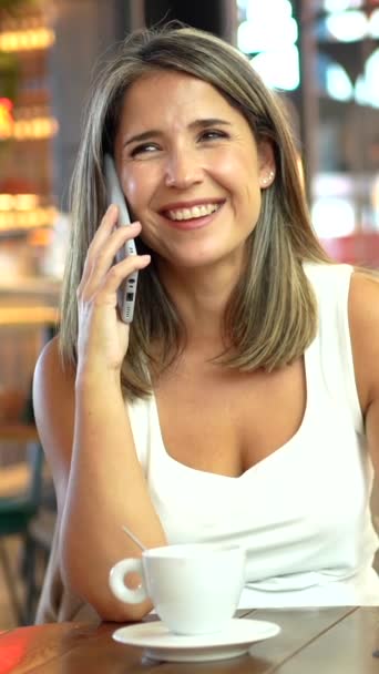 Femme Affaires Distraite Parlant Téléphone Dans Une Cafétéria Assise Avec — Video
