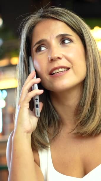 Mujer Hablando Con Teléfono Usando Tableta Una Cafetería — Vídeos de Stock