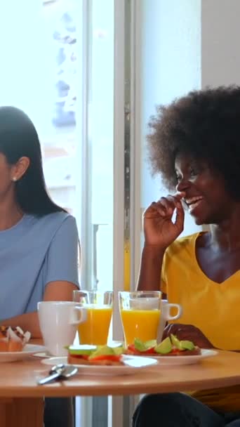 Amigos Multiétnicos Fazendo Compras Line Com Computador Enquanto Toma Café — Vídeo de Stock