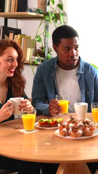 Amigos Multiétnicos Divirtiéndose Desayuno Con Zumo Naranja Magdalenas Casa — Vídeo de stock
