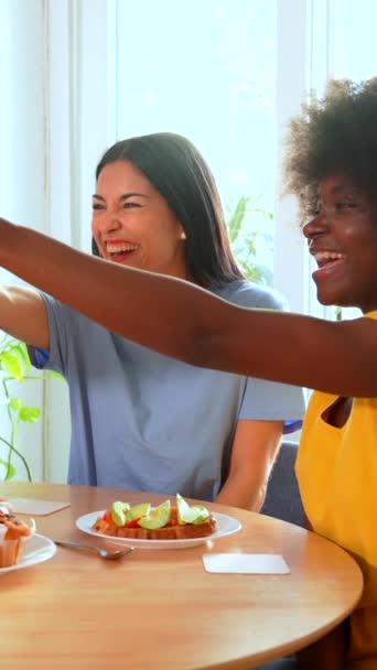 Multietniska Vänner Skålar Över Frukost Med Apelsinjuice Och Muffins Hemma — Stockvideo