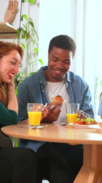 Retrato Amigos Multiétnicos Desayunando Con Zumo Naranja Magdalenas Casa — Vídeo de stock