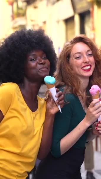 Багатоетнічні Друзі Їдять Морозиво Конус Літні Забави Йдуть Вулиці — стокове відео