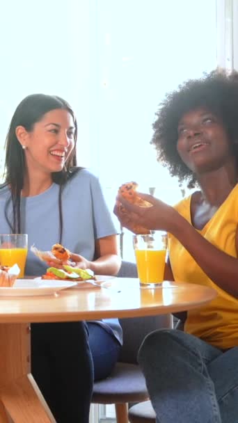 Multietniska Vänner Vid Frukost Med Apelsinjuice Och Muffins Hemma Detalj — Stockvideo