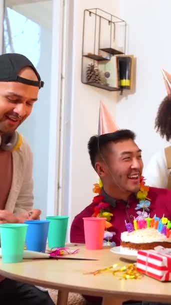Grupo Multiétnico Amigos Una Fiesta Cumpleaños Sofá Casa Con Pastel — Vídeos de Stock