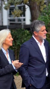 İş Bölgesindeki İki Yönetici Arasında Şirket Görüşmesi