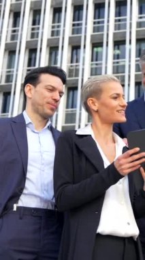 Ticari Bina Ofisinde Tablet ile Üst düzey yöneticiler Fikir alışverişinde bulundu