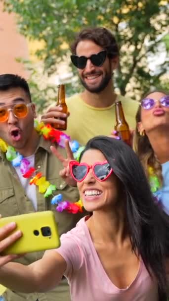 Grupo Multiétnico Amigos Fiesta Parque Ciudad Tomando Selfie Amistad Concepto — Vídeos de Stock