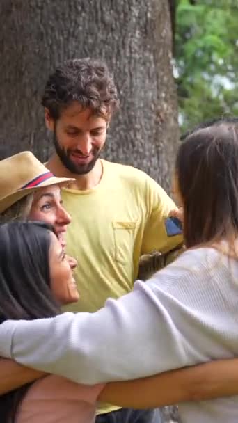 Gruppo Multietnico Festa Compleanno Nel Parco Cittadino Abbracciato Simbolo Amicizia — Video Stock
