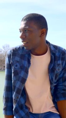 Yazın gölün kenarında tatilin tadını çıkaran zenci bir etnik adamın portresi.