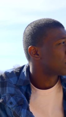 Yaz tatilinin tadını çıkaran bir gölün kenarında siyahi bir etnik adamın portresi.