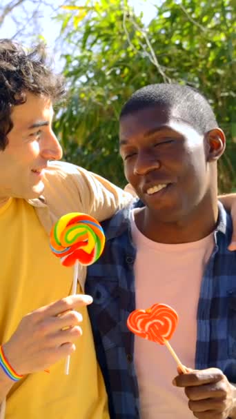 Multi Ethnique Gay Mâle Couple Manger Une Sucette Concept Lgbt — Video
