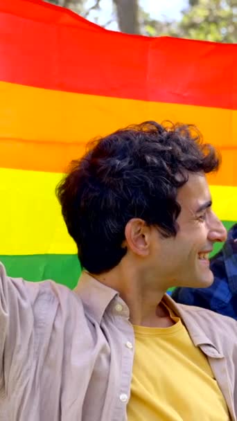 Multietnico Gay Maschio Coppia Holding Arcobaleno Lgbt Simbolo Bandiera Romantico — Video Stock