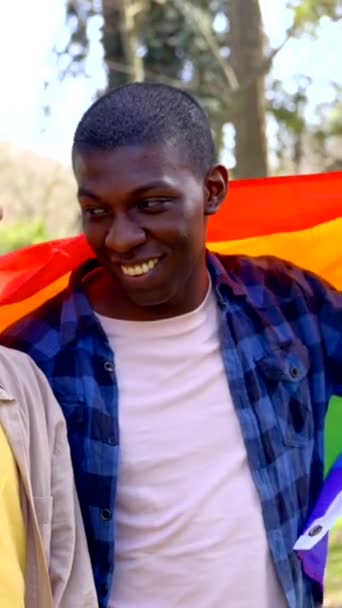 Retrato Multiétnico Gay Masculino Casal Segurando Arco Íris Lgbt Símbolo — Vídeo de Stock