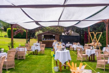 Konuklar, gelin ve damat gelmeden önce öğle yemeği hazırlandı.