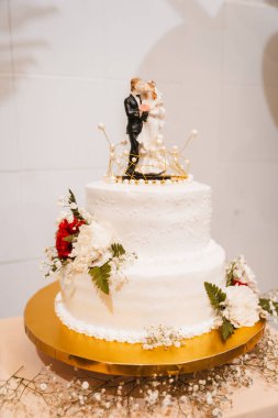 Çok güzel bir düğünde beyaz bir arka planda düğün pastası.