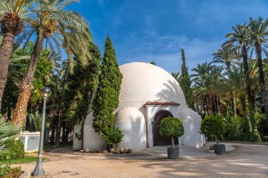 Elche şehrindeki Palmeral Park 'ta ziyaretçi merkezi binası. İspanya