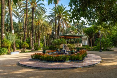 Elche şehrindeki Palm Grove Parkı 'nda çeşmeli bir tapınak ya da pergola. İspanya