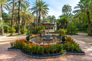 Elche şehrindeki Palm Grove Parkı 'nda çeşmeli bir tapınak ya da pergola. İspanya