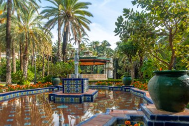Tapınak ya da pergola ve Elche şehrindeki Palmeral Park 'taki çeşme. İspanya