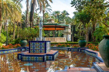 Tapınak ya da pergola ve Elche şehrindeki Palmeral Park 'taki çeşme. İspanya