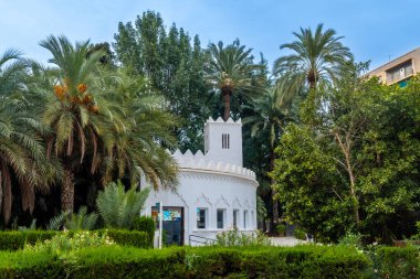 Elche şehrinin Palm Grove parkındaki turizm bürosu. İspanya