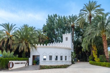 Elche şehrinin Palm Grove parkındaki turizm bürosu. İspanya