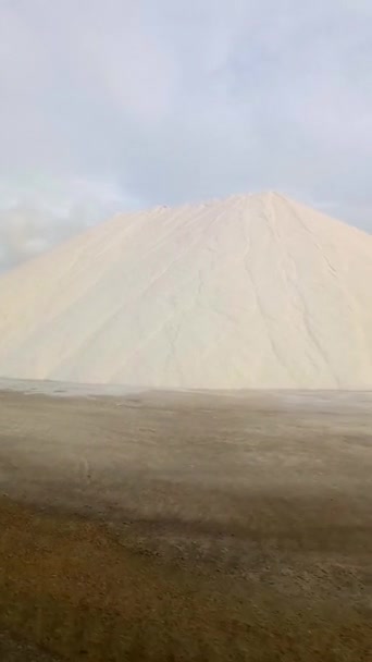Spanya Nın Torrevieja Kentindeki Tuz Madenciliğinde Deniz Tuzu Dağları — Stok video