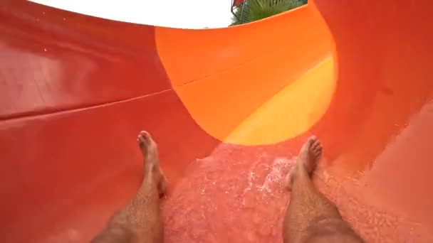 Pés Homem Mergulhando Para Baixo Uma Corrediça Água Colorida Verão — Vídeo de Stock