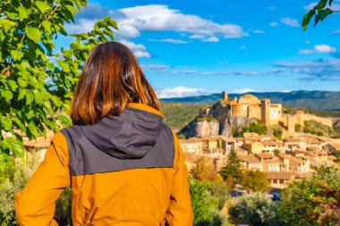 Pirenes Dağı Alquezar 'ı ziyaret eden bir kadın, ortaçağ şehri Huesca, İspanya