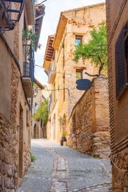 Alquezar Pyrenean şehrinin güzel sokakları, İspanya 'nın Huesca kentinin ortaçağ kasabası.