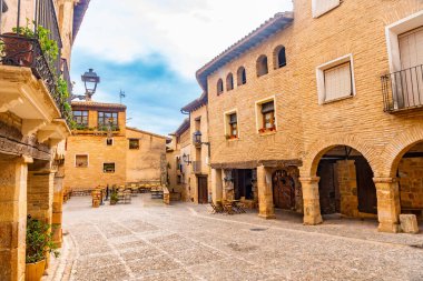 Rafael Ayerbe Meydanı. Alquezar, Huesca, İspanya 'nın Pyrenean şehrinin eski Plaza Belediye Başkanı
