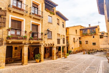 Rafael Ayerbe Meydanı. Alquezar, Huesca, İspanya 'nın Pyrenean şehrinin eski Plaza Belediye Başkanı