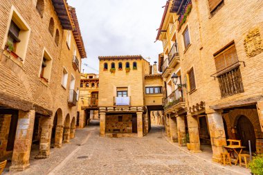 Rafael Ayerbe 'den güzel bir kare. Alquezar, Huesca, İspanya 'nın Pyrenean şehrinin eski Plaza Belediye Başkanı