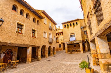 Resimli Rafael Ayerbe Meydanı. Alquezar, Huesca, İspanya 'nın Pyrenean şehrinin eski Plaza Belediye Başkanı