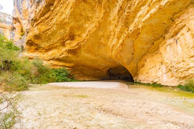 Alquezar 'daki Vero Nehri geçitlerinin güzel mağara yolu. Huesca Pireneleri