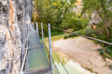 Alquezar 'daki Vero Nehri' nin üzerinde güzel bir yürüyüş yolu. Huesca Pireneleri
