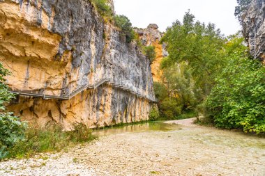 Alquezar 'daki Vero Nehri' nin üzerinde güzel metal geçitler. Huesca Pireneleri