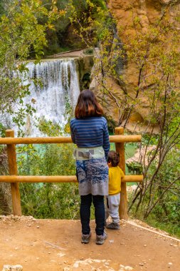 Kadın ve oğlu Alquezar 'daki Vero Nehri patikasındaki şelalede. Huesca Pireneleri