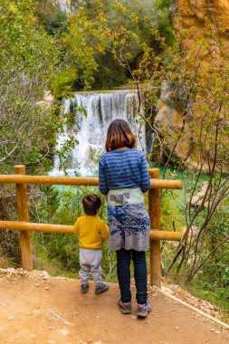 Kadın ve oğlu Alquezar 'daki Vero Nehri patikasındaki şelalede. Huesca Pireneleri