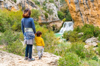 Alquezar 'daki Vero Nehri yaya köprüsündeki şelaleleri ziyaret ediyorum. Huesca Pireneleri