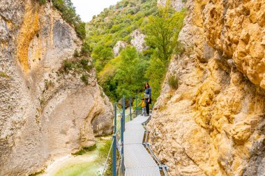 Alquezar 'daki Vero Nehri yolunda yürüyen kadın ve oğul. Pireneler