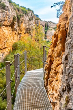 Alquezar 'daki Vero nehrinin yanındaki patikadaki dağ duvarında metal geçitler. Pireneler