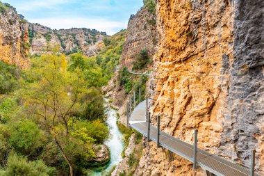 Alquezar 'daki Vero Nehri' nin yanındaki patikanın duvarında metal geçitler var. Pireneler