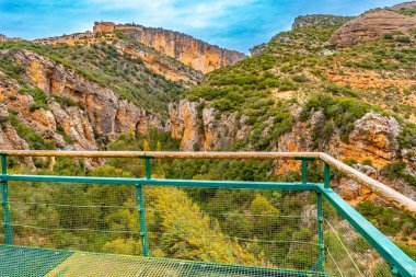 Alquezar 'daki Vero Nehri' nin yanındaki metal geçitteki dağ yolunun son görüşü. Pireneler