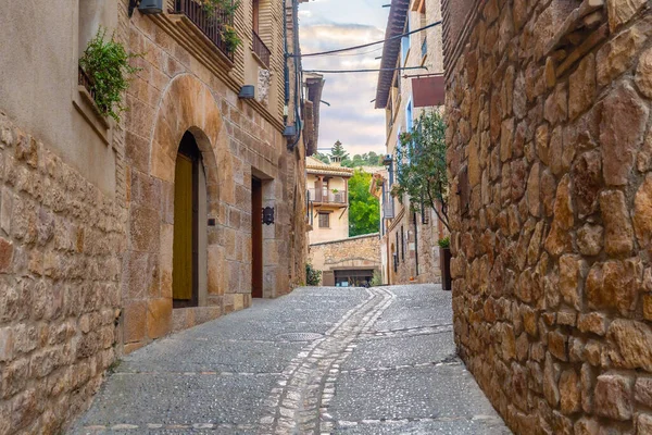 Alquezar Pyrenean şehrinin güzel sokakları, İspanya 'nın Huesca kentinin ortaçağ kasabası.