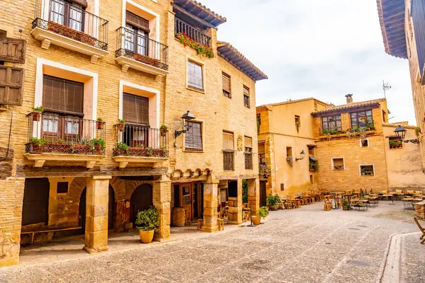 Rafael Ayerbe Meydanı. Alquezar, Huesca, İspanya 'nın Pyrenean şehrinin eski Plaza Belediye Başkanı