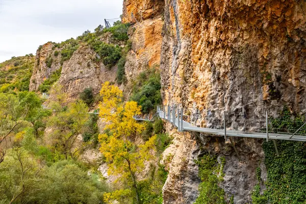 Alquezar 'daki Vero Nehri' nin yanındaki patikanın duvarında metal geçitler var. Pireneler